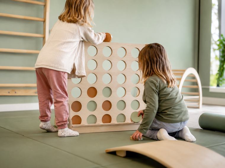 Kinder spielen Vier gewinnt